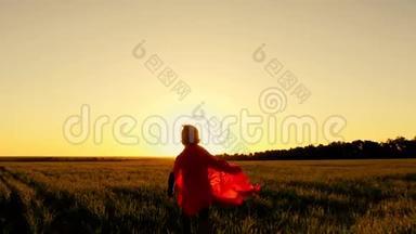 超级英雄在一片绿色的草坪上奔跑，背景是日落，假装在缓慢地飞行